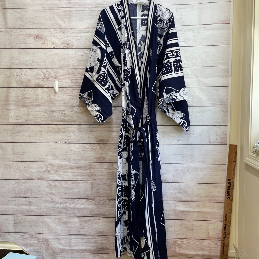 NEW WITHOUT TAGS YUKATA IN NAVY BLUE AND WHITE SUMO WRESTLER PRINT